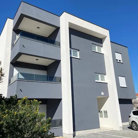 Daniela Family - Floor - New & Quite Location - Great Sea & Island View 维尔